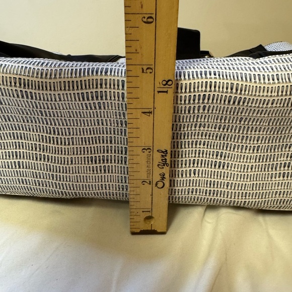 Pour La Victoire Black and White Tote Bag with Color-Block Design - Picture 7 of 9